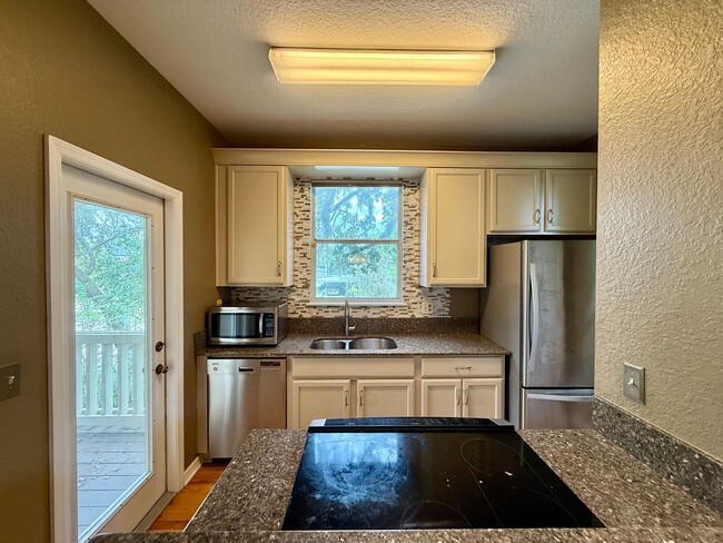 Building Photo - Adorable Two Story 2/2 Townhome in College...