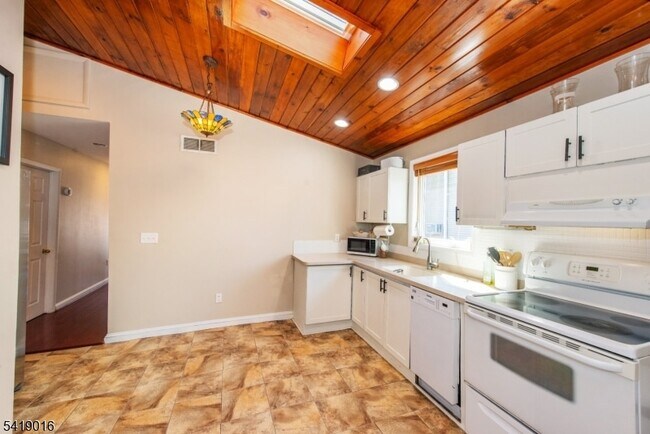 Building Photo - 25 Lake Rd