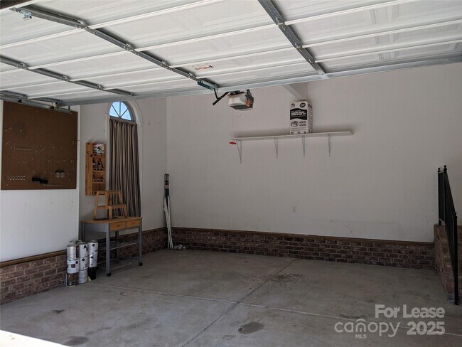 Building Photo - 743 Irish Green Dr