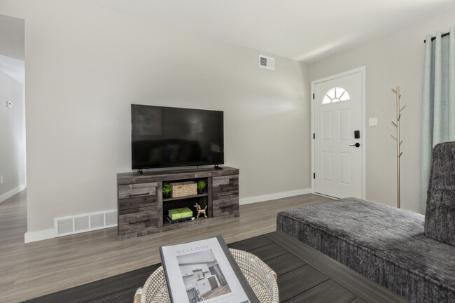 Building Photo - 754 Hemlock Dr