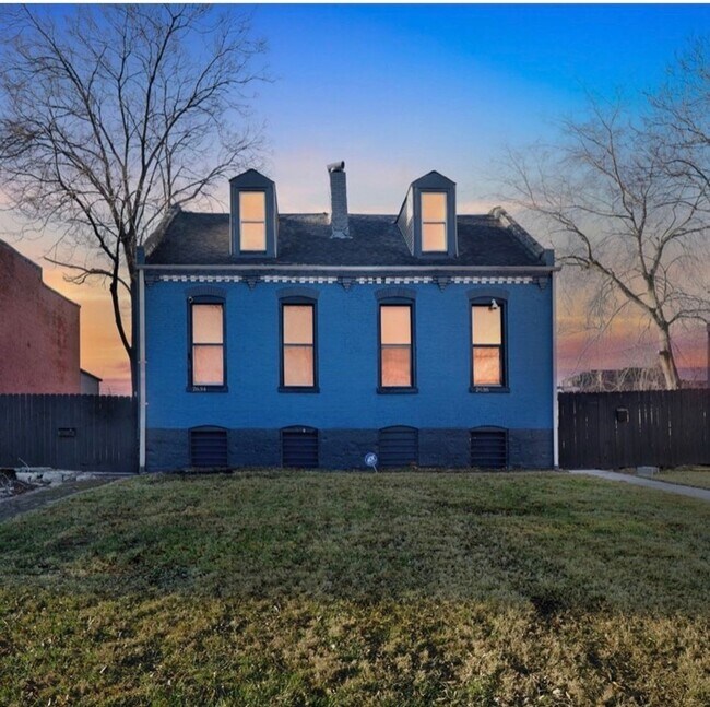 Building Photo - 2 Bedroom Townhome in Saint Louis