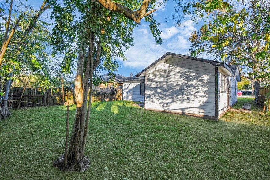 Building Photo - 428 De Haven St
