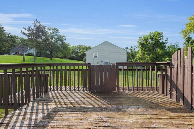 Building Photo - 2700 Queenswood Dr