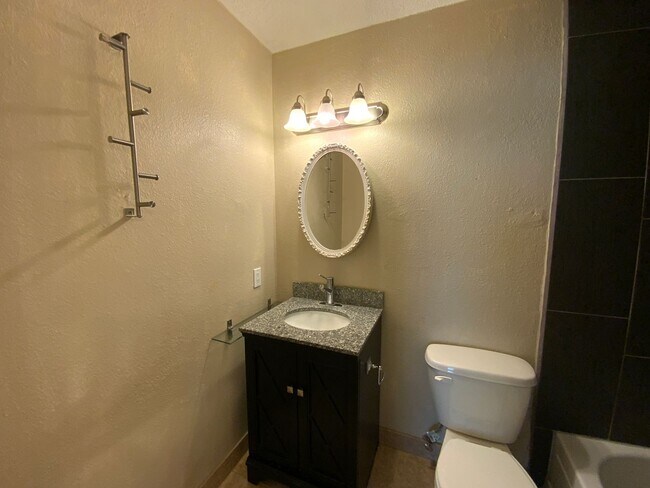 Building Photo - *Owner Broker* 2 Bedroom Townhome Availabl...