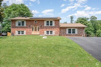 Building Photo - 411 Deerwood Dr