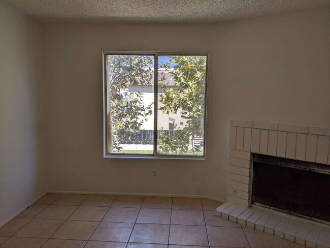 Building Photo - 2br condo in gated pool community