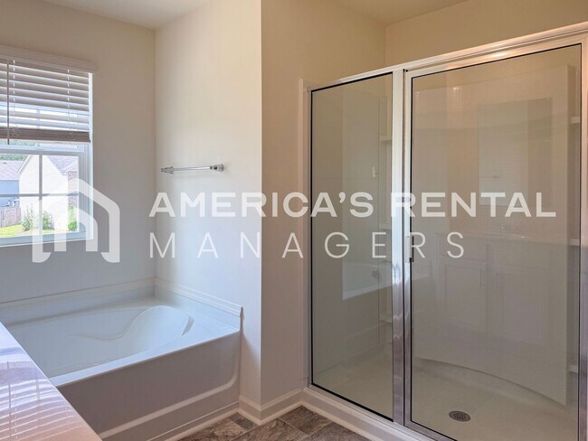 Building Photo - Move-in Special! Beautiful 5 Bed, 2 Bath h...