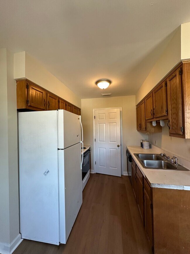 Building Photo - 627 Plymouth St