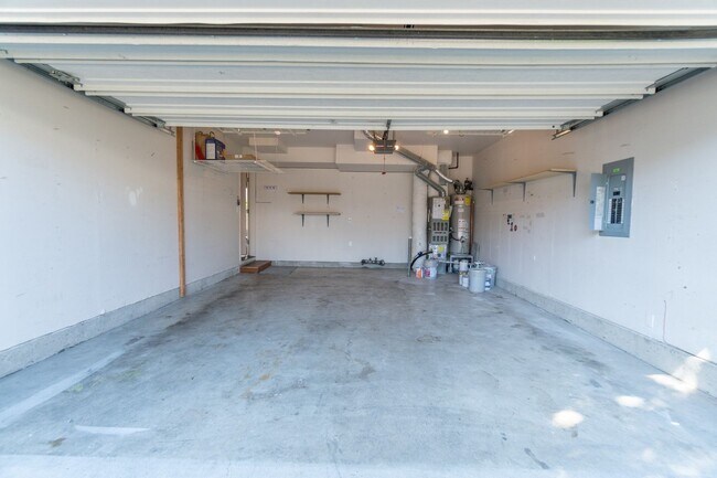 Building Photo - Beautiful Bethany 3 Bedroom Near Parks & Schools!