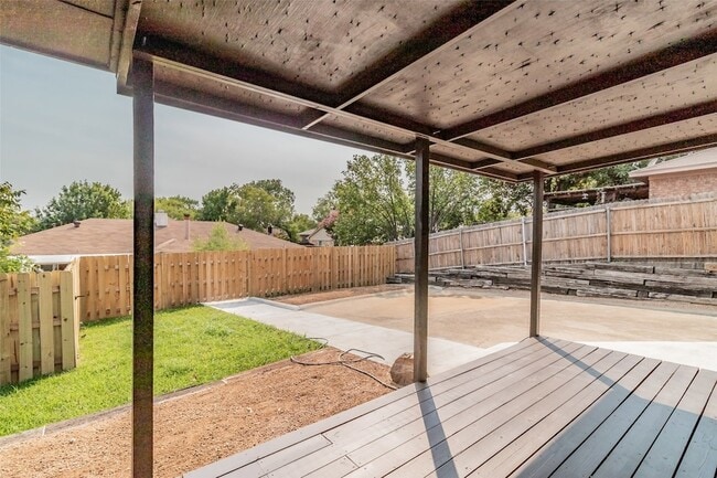 Building Photo - 2312 Shady Turf Dr