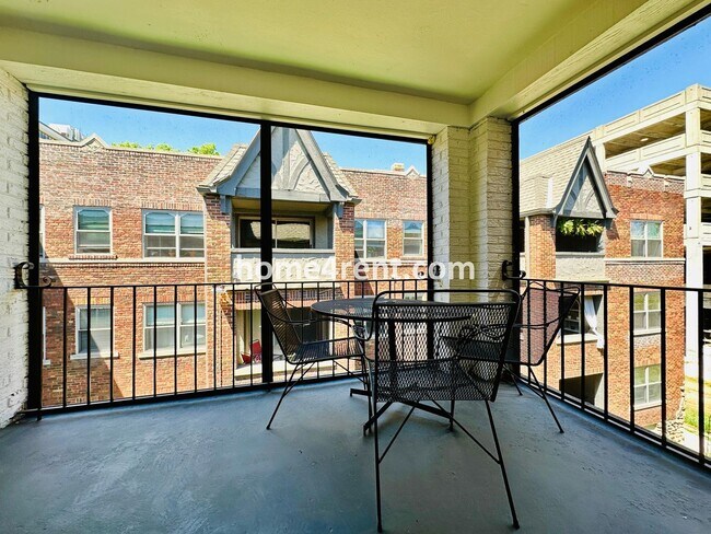 Building Photo - Luxury Condo Living Near the Country Club Plaza!