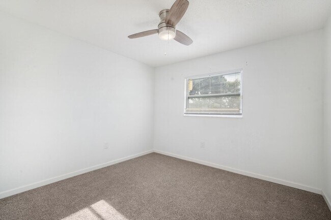 Building Photo - Charming 3?Bed,?2?Bath Home in Apollo Beac...