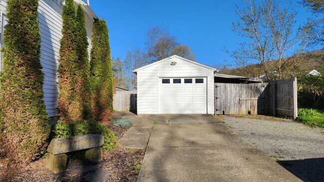 Building Photo - Exquisitely remodeled single-family home, ...