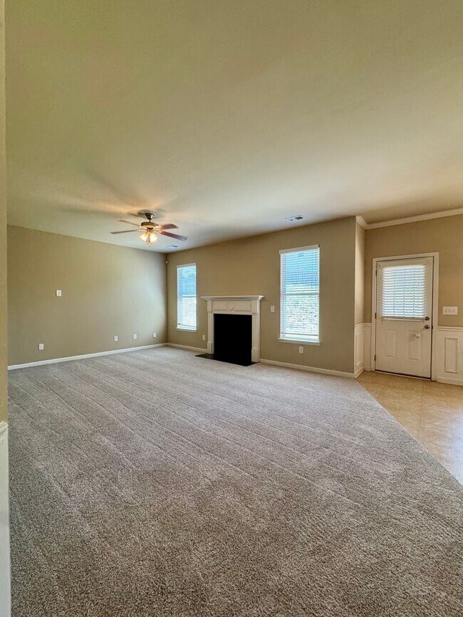 Building Photo - This beautiful 4-bedroom, 2.5-bath home Move-in ready and is waiting for you!