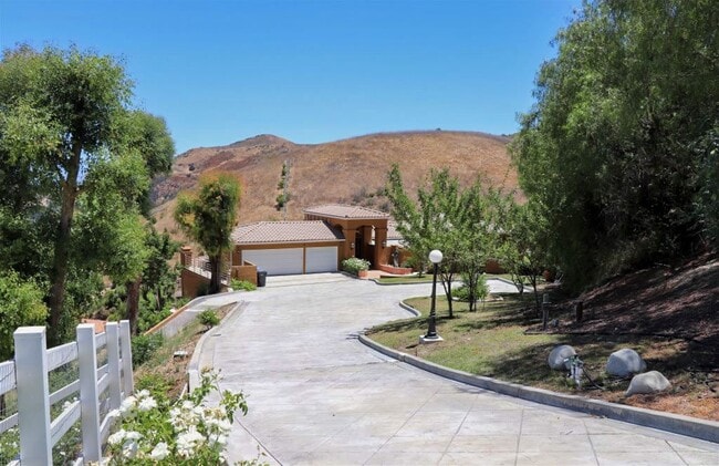 Building Photo - 40 Saddlebow Rd