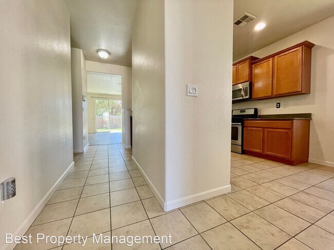 Building Photo - 3 br, 2 bath House - 117 Silver Bell Way