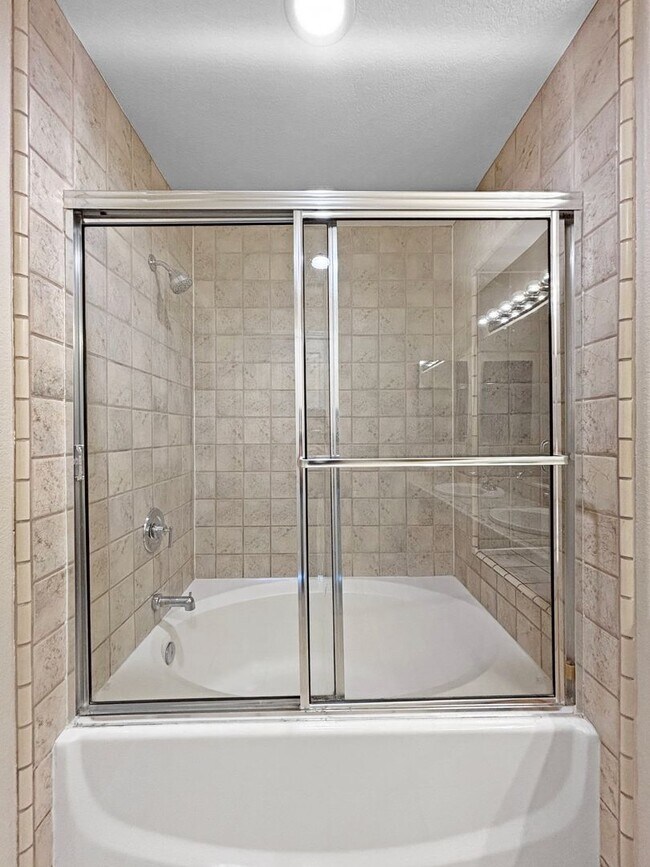 Building Photo - Charming 2BD/2.5BA Townhouse in Bankers Hi...