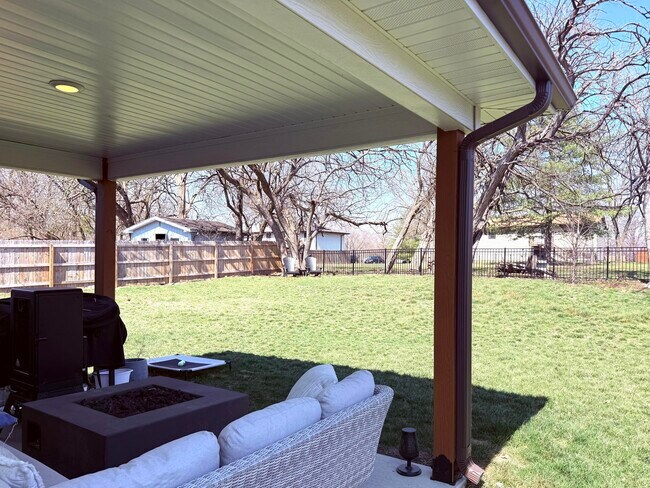 Building Photo - 7671 N Rainbow Dr