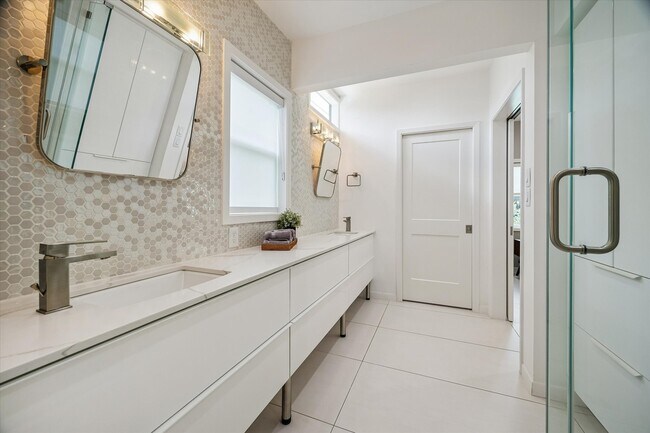 Building Photo - 9769 Oak Point Dr
