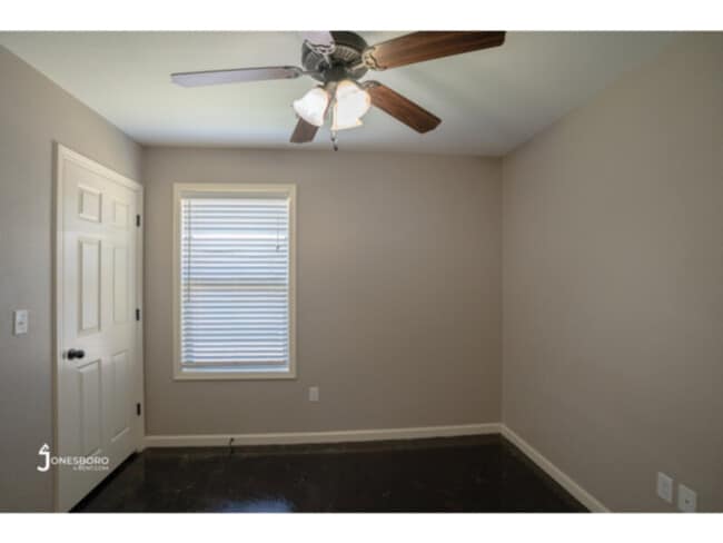 Building Photo - The Oaks: Water &amp; Sewer Included