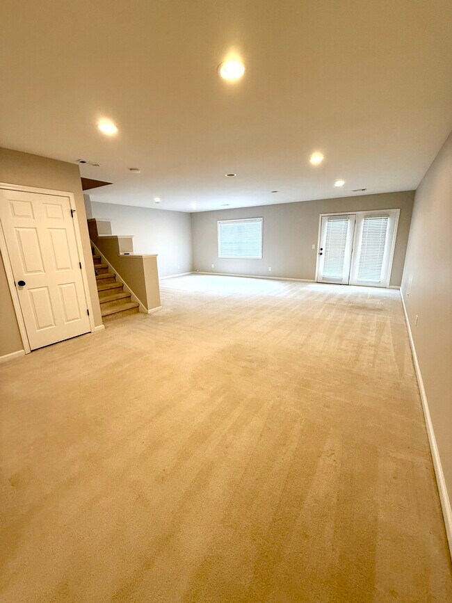 Building Photo - 2 Hall Manor