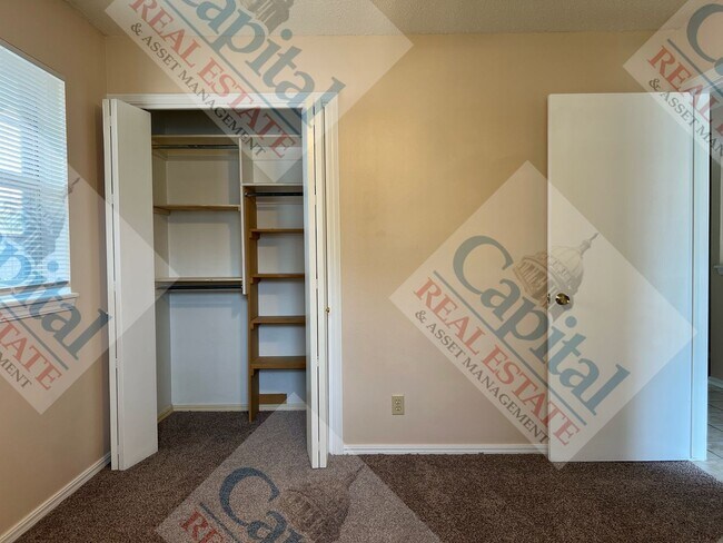 Building Photo - Charming 3 Bedroom