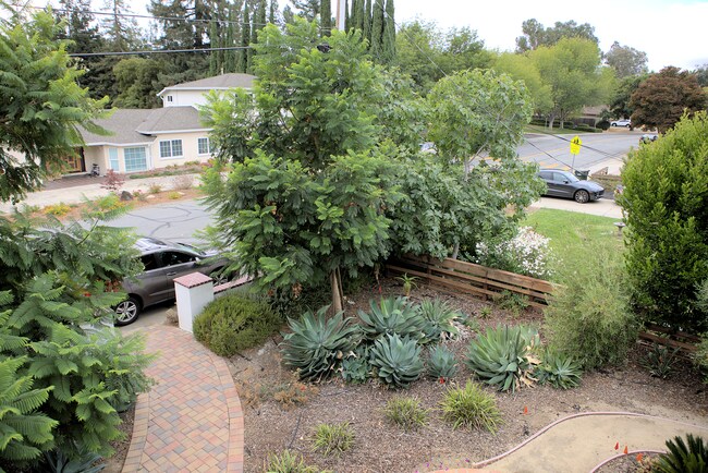 Building Photo - 1215 Altamead Dr