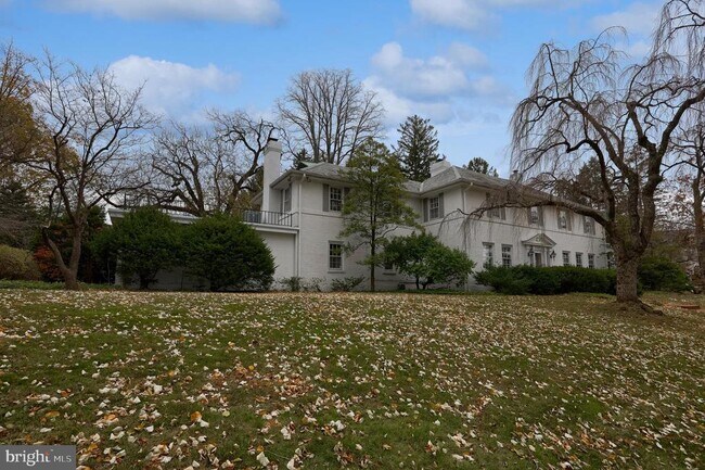 Building Photo - 226 E Caracas Ave