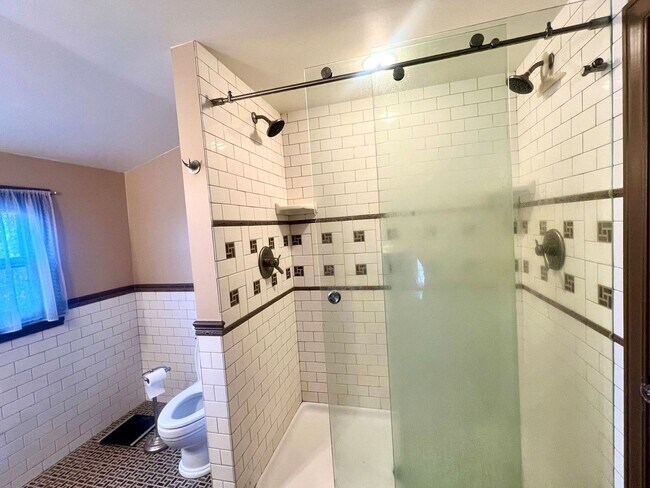 Building Photo - Stunning 3bed/3.5bath Brick Home in Ballard!