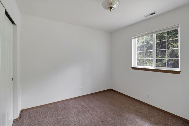 Building Photo - 732 NW Paragon Pl