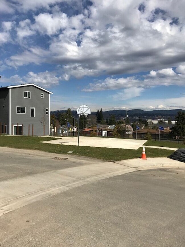 Building Photo - 4Bed/3.5Bath Newer Construction Home in Seattle Otani Gardens Development!