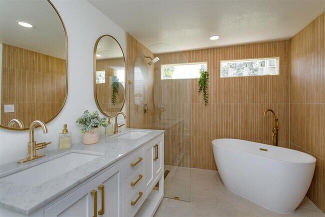 Building Photo - HH123