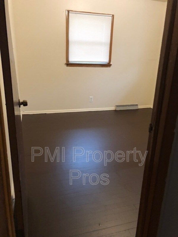 Building Photo - 4633 W Villard Ave