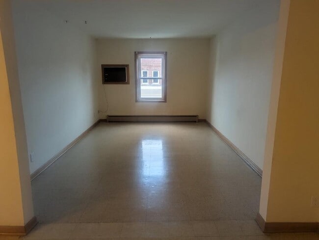 Building Photo - 3 Main St