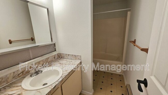 Building Photo - 1155 Silverleaf Ct E