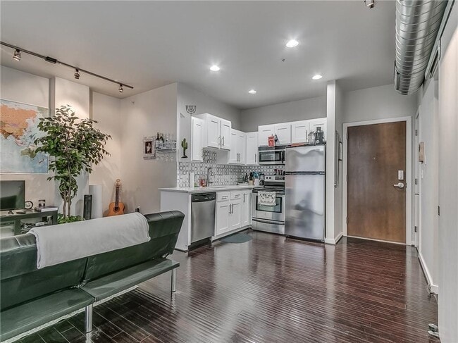 Building Photo - 1 NE 2nd St