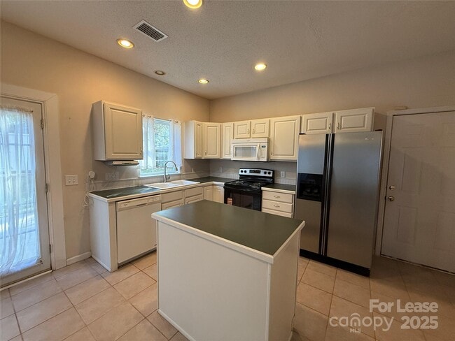 Building Photo - 111 Foxtail Dr