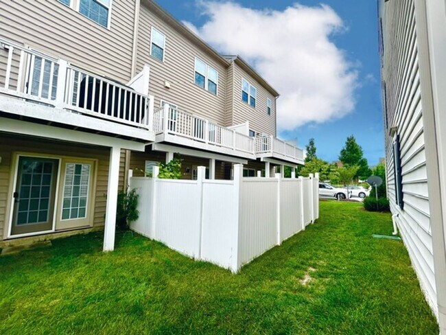 Building Photo - Welcome to the desirable Howard Square