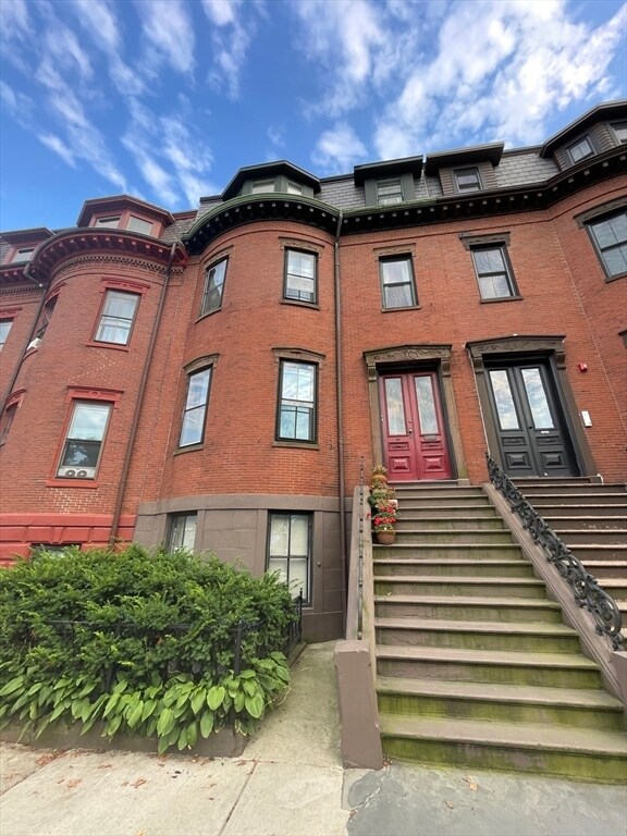 Building Photo - 813 E Broadway