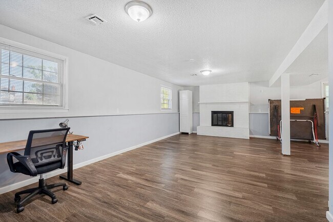 Building Photo - Large Home on Almost 2 Acres!