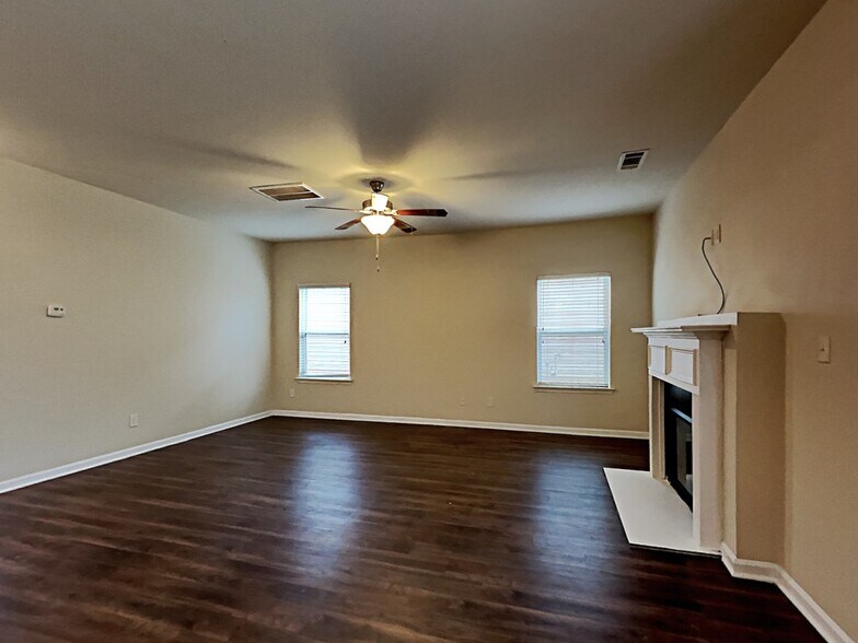 Building Photo - 3365 Gardenside Dr SW