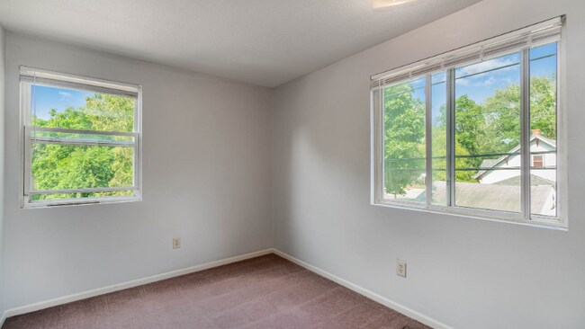 Building Photo - 204 Cherry St