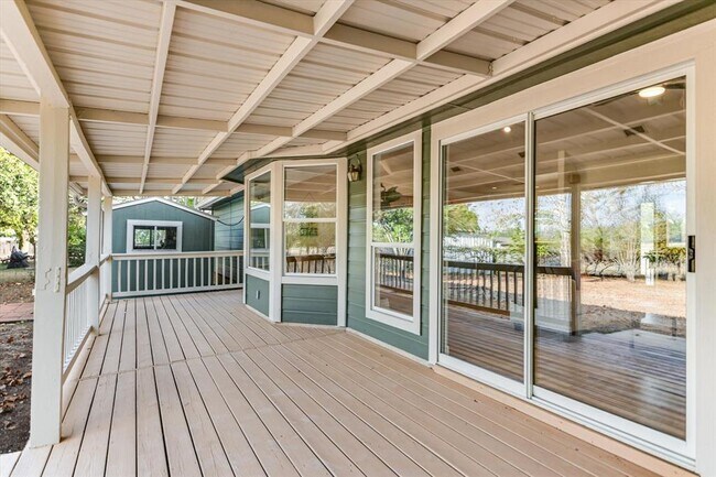 Building Photo - 302 Valley Dr