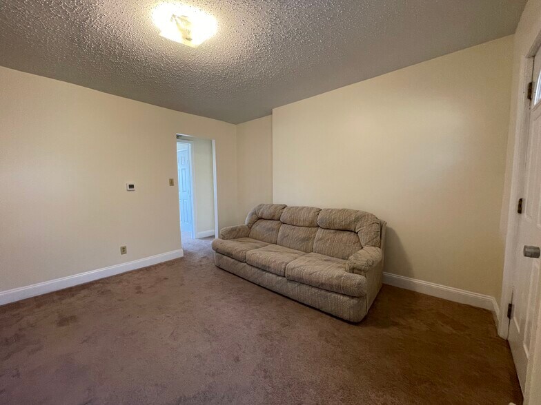 Living room - 73 W Thames St