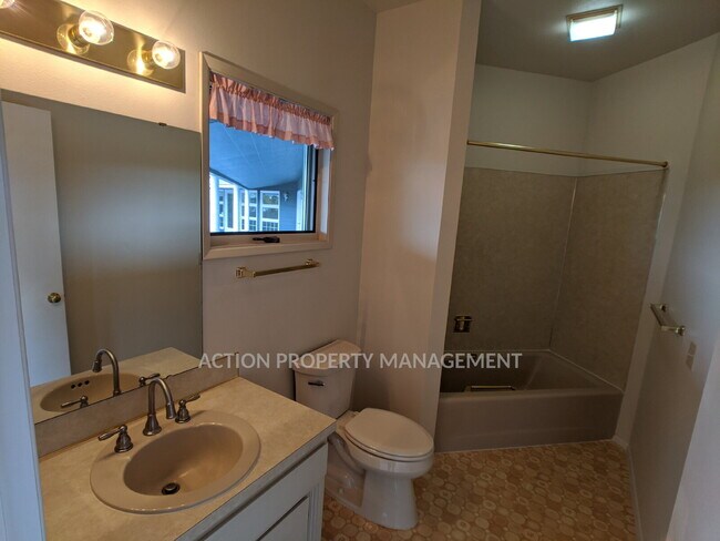 Building Photo - 3 bed 3 bath on 4.8 acres w/ beautiful water view