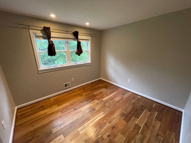 Building Photo - Luxury 5 bed, 3.5 bath with Pool!