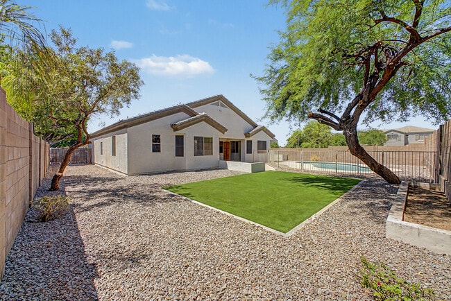 Building Photo - 8634 E Hillview St