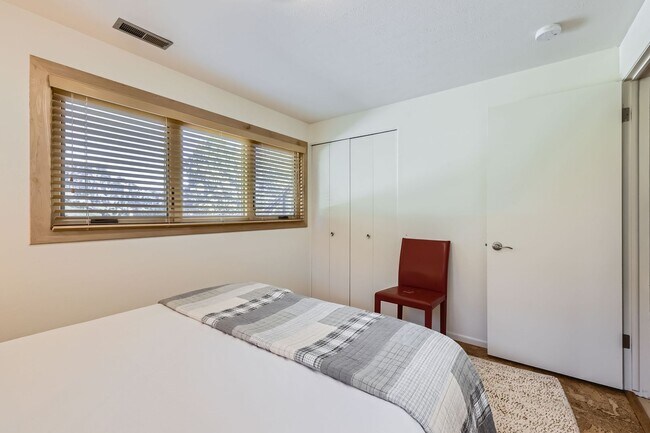 Building Photo - Stunning 4 BDR/2BA Mountain Retreat