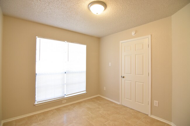 Building Photo - 2212 Jay Dr