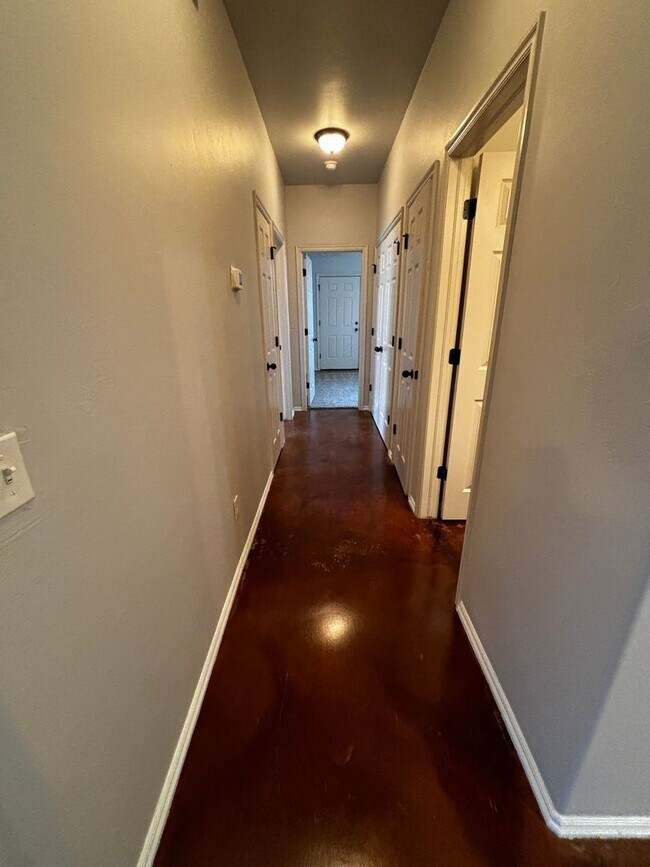 Building Photo - Move in Special!! 3BR 2BA duplex with 2 ca...